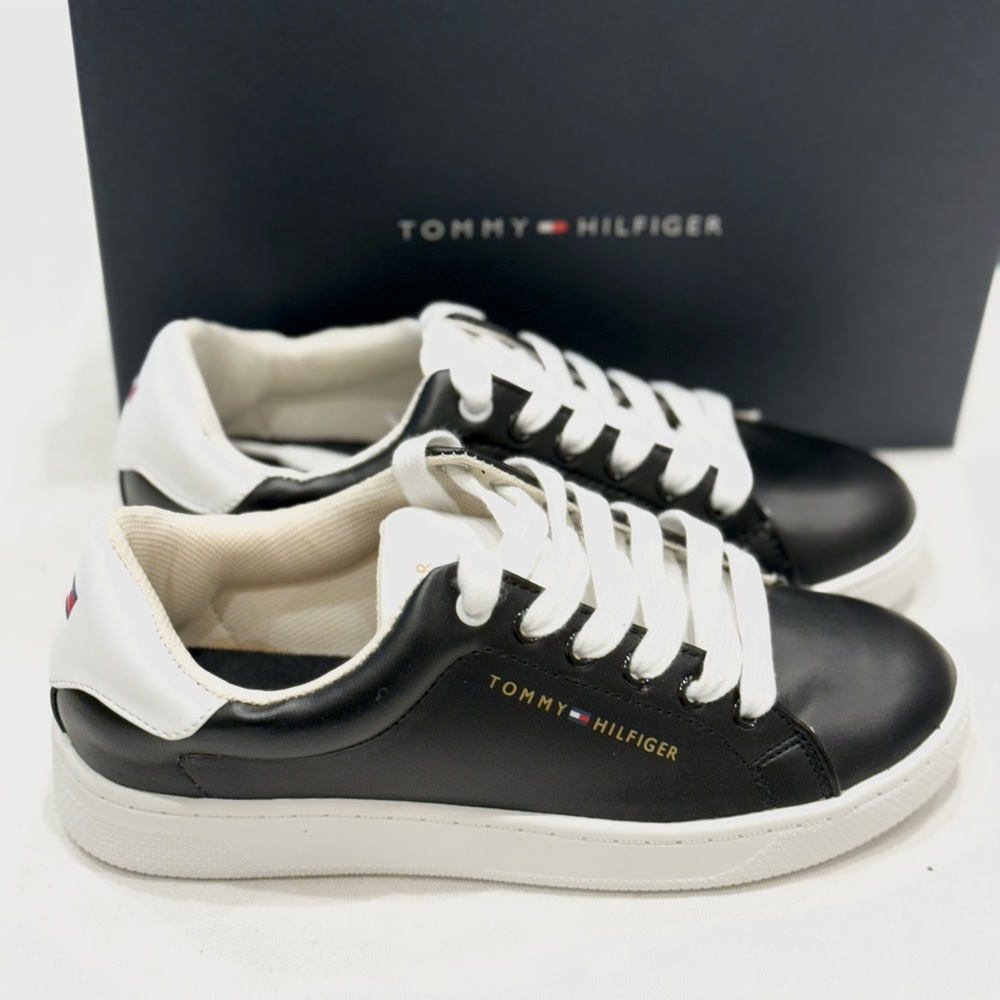 TOMMY HILFIGER  JYAN WOMEN'S SNEAKERS COLOR BLACK 001 SIZE 5.5 ONLY